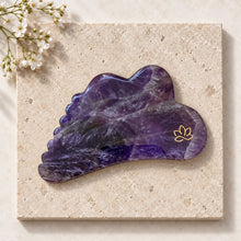 Indlæs billede til gallerivisning Lily Harmony Gua Sha i A-grade ametyst | Ansigtsmassage, drænage & ro gauasha.com