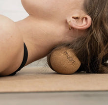 Indlæs billede til gallerivisning Massagebold i kork - peanutform til dybdegående muskelmassage gauasha.com