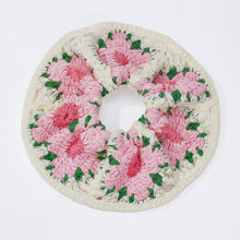 Indlæs billede til gallerivisning By Eline - stor hårscrunchie, hæklet med blomster gauasha.com
