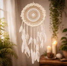 Indlæs billede til gallerivisning Drømmefanger, hæklet – med fjer & perler - beige/hvid gauasha.com