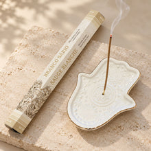 Indlæs billede til gallerivisning Hamsa røgelsesholder i hvid keramik med guldkant inkl. 20 White Sage-røgelsespinde gauasha.com