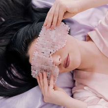 Indlæs billede til gallerivisning Pink Quartz øjenmaske i rosakvarts – reducerer hævelser og mørke rande, øger blodcirkulationen og afslapper ansigtsmuskler. Ideel til self-care og meditation.