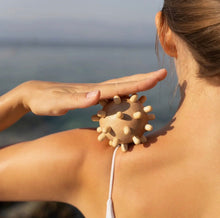 Indlæs billede til gallerivisning Massagebold i Lotustræ – Naturlig Akupressur til Hånd &amp; Krop gauasha.com
