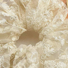 Indlæs billede til gallerivisning By Eline - blonde scrunchie gauasha.com
