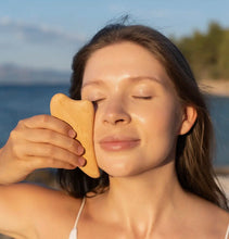 Indlæs billede til gallerivisning Obsidian Ansigtsrulle &amp; Gua Sha i Bøgetræ – Naturligt Skønhedssæt gauasha.com
