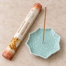 Indlæs billede til gallerivisning Mandala røgelsespindeholder i keramik, lyseblå inkl. 20 Palo Santo-røgelsespinde gauasha.com
