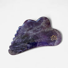 Indlæs billede til gallerivisning Lily Harmony Gua Sha i amethyst - ansigtsmassage og ansigtsloeft - gauasha.com
