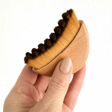 Indlæs billede til gallerivisning Lymphatic Face Brush – Ansigts lymfedrænage børste i premium beachwood til ansigtsmassage og hudpleje
